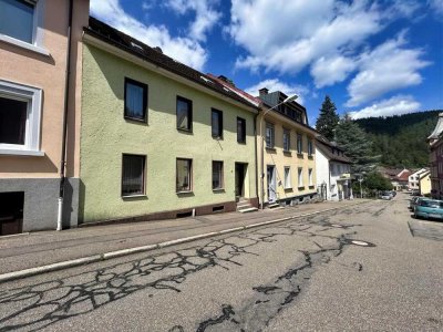 Zentral gelegenes Reihenmittelhaus mit Potenzial in 78098 Triberg!