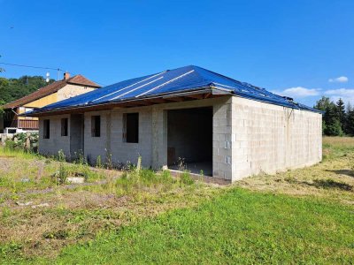 Ideal für Handwerker - Bungalow (Rohbau) mit Dach und Garage auf 8 ar Grundstück in Wadern-Büschfeld