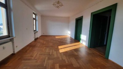 **herschaftliche Wohnung in stilvoller Villa**