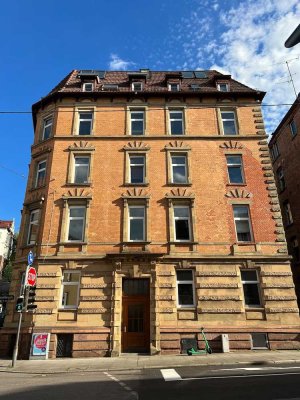 Schöne Altbau-Wohnung mit Balkon, Badewanne in Stuttgart-West