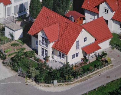 Freistehendes Einfamilienhaus, mit schönem Eckgrundstück, in Aichach