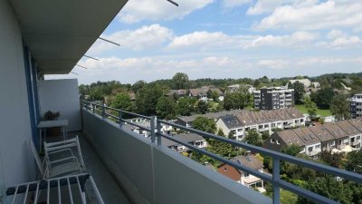 3-ZIMMER-WOHNUNG MIT GROßEM BALKON UND AUSBLICK ÜBERS TAL SOWIE EIGENEM STELLPLATZ