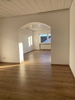 Helle 4 Zimmer Wohnung mit 2 großen Balkonen in ruhiger Lage, 120 m2