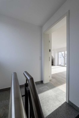 Zweitbezug mit Balkon und Einbauküche: Exklusive 2-Raum-DG-Wohnung mit geh. Innenausstattung