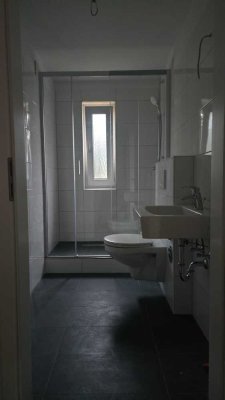 Kernsanierte 1ZKDB, Badezimmer mit Tageslicht