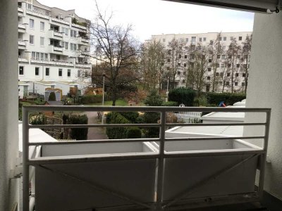 3-Raum Wohnung mit Balkon + neuem Boden und Wänden - wird für Sie saniert !!!!