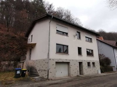 **Interessantes 2-Familienhaus**gute  Substanz - freistehend mit 3 Garagen – Sackgassenlage