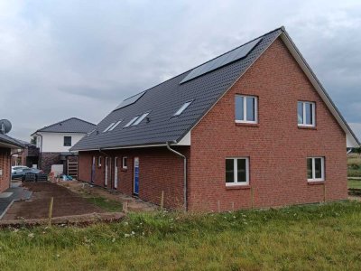 Moderne Erdgeschosswohnung mit Terrasse und Blick ins Grüne – Neubau, Erstbezug ab April 2025