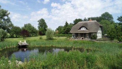 SCHNÄPPCHEN auf RÜGEN     Reet gedecktes Haus mit Teich auf großem Grundstück zu verkaufen