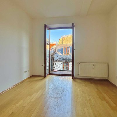 Helle 2-Zimmer-Altbauwohnung mit Balkon und Weitblick im begehrten Glockenbachviertel