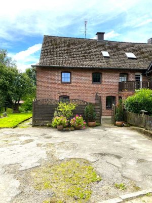 Wohnen auf dem Reiterhof. Maisonette-Wohnung in 2-Familienhaus mit Terrassen, Garten + Stellplatz.