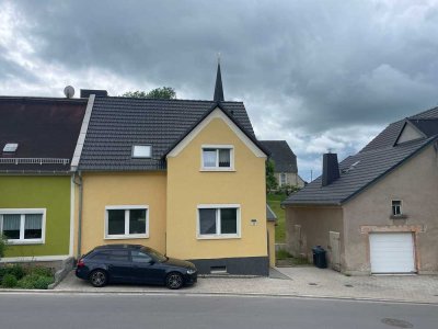 Attraktives und Neu Saniertes Ein - Zweifamilienhaus mit Garage