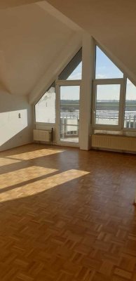 Stilvolle, helle, geräumige 2,5 -Zimmer-Dachwohnung Ortsrandlage mit unverbaubarem Blick