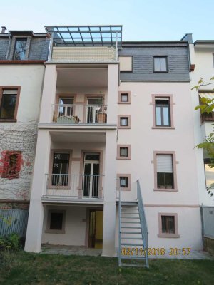 Renovierte Maisonette-Wohnung in denkmalgeschutzten Altbau mit großem Balkon