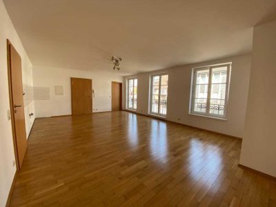Gemütliche Single-Wohnung mit Parkett, heller Fensterfront und Fußbodenheizung