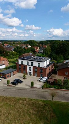 Sehr schöne 3-Zimmer-Terrassenwohnung mit kleinem eigenen Garten, Einbauküche vorhanden, großer HWR