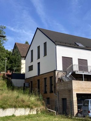 Hochwertig und edel -Doppelhaushälfte mit großer  Garage-Terrasse und Garten