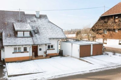 Alpenblick inklusive - Solide DHH mit Balkone und Garten sowie zwei Garagen in schöner Dorfrandlage