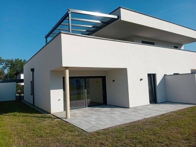 Hochwertig ausgestattete Neubau-Gartenwohnung mit Carport