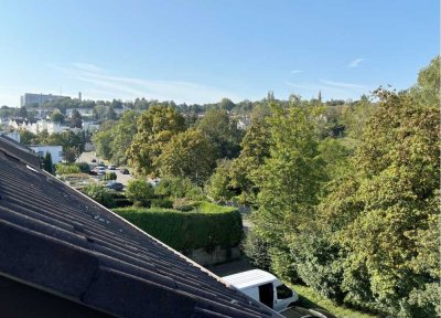 Wohnen mit Aussicht: 70 m² große DG-Wohnung mit Loggia und großer Garage