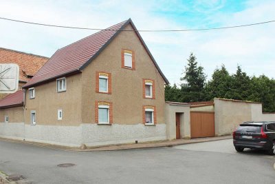 Bauernhaus mit Nebengelass, Innenhof und schönem Gartengrundstück