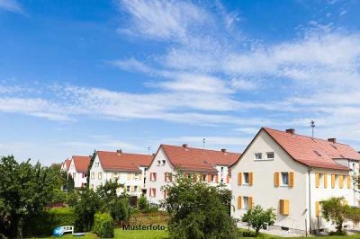 Freistehendes Mehrfamilienhaus und Garage