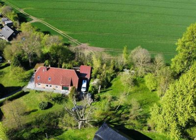 Grömitz-Guttau: Bauernhaus mit großem Grundstück und Bauland in Ostseenähe