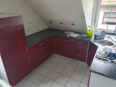 Freundliche und gepflegte 3-Zimmer-Dachgeschosswohnung mit Balkon und EBK