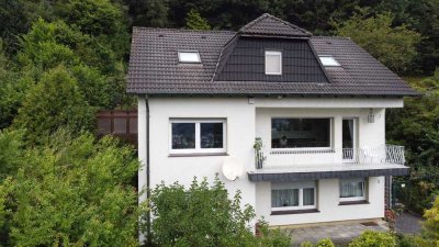 Freistehendes Haus am Wald mit Einliegerwohnung, 2 Garagen,  8 Zimmern,  wunderschönen Panoramablick