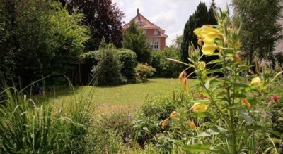 Großzügig geschnittene Wohnung // zentrale Lage // großer Garten zur Mitbenutzung