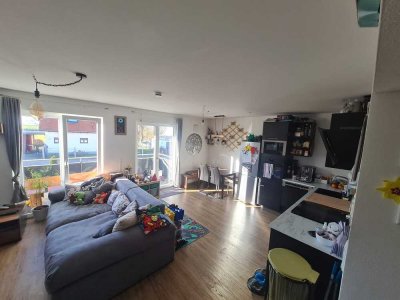 Neuwertige 4-Zimmer-EG-Wohnung mit Balkon in Oberhaindlfing