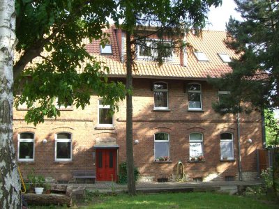 Moderne DG-Wohnung mit Garten