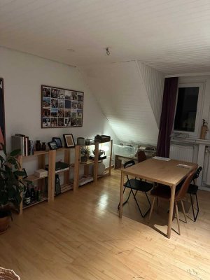 Schöne und vollständig renovierte 2-Zimmer-Dachgeschosswohnung in Mönchengladbach