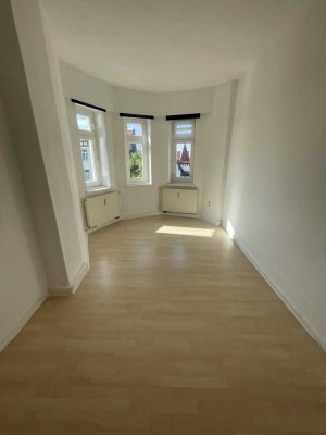 4-Zi.-Dachwohnung mit EBK in attraktiver Villa