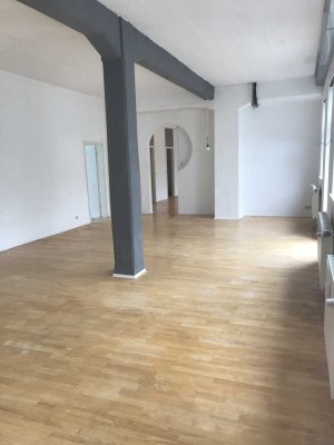 Freundliche und gepflegte 4-Raum-Loft-Wohnung mit Balkon in Bensheim