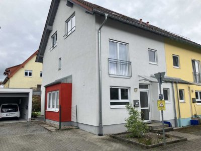 Neuwertiges Haus mit sechs Zimmern und Einbauküche in Mauer