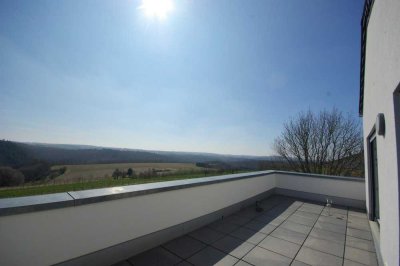 Lebensqualität für gehobene Ansprüche: Traumküche, TV, Balkon mit Panoramablick