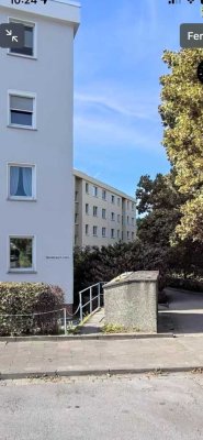 Vollständig renovierte 3-Raum-Wohnung mit Balkon und Einbauküche in Laatzen