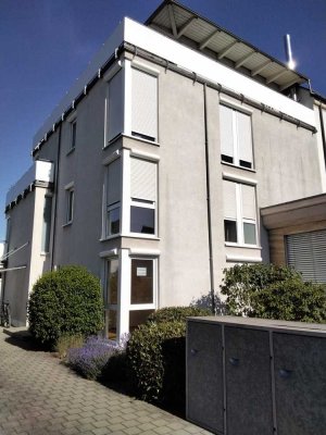 Geschmackvolle 3-Raum-EG-Wohnung mit gehobener Innenausstattung mit Terrasse und EBK in Nürnberg