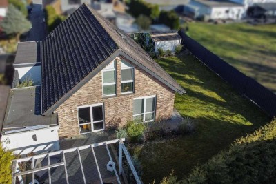 Lichtdurchflutet & energieeffizient (A+): Modernes Landhaus mit Galerie in Spenge