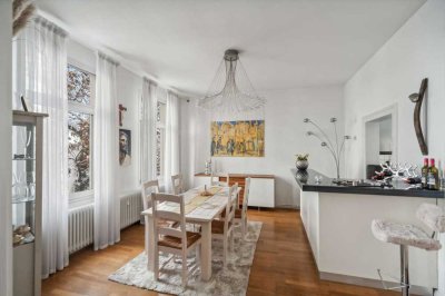 Moderne Wohnung mit überdachter Terrasse in historischem Haus