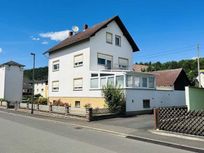 Freistehendes Ein-/Zweifamilienhaus mit Garagengebäude