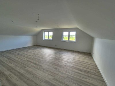 Energieeffiziente moderne  3-Zimmer-Dachgeschoss-Wohnung mit Fußbodenheizung, Kamin, PKW-Stellplatz