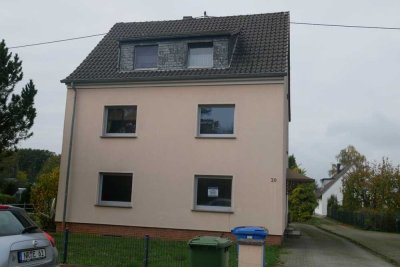 „Schönes Wohnhaus mit drei Wohneinheiten, 3 Garagen und Baugrundstück“