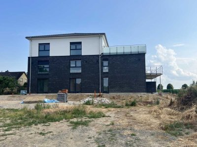 Erstbezug mit Balkon: schöne 2-Zimmer-Penthouse-Wohnung in Ilsede