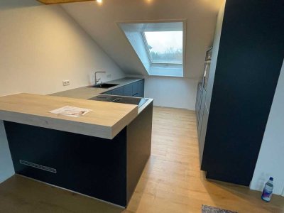 Neu renovierte 4 Zimmer  Dachgeschoss Wohnung