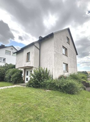 * Uslar- Wiensen * Gepflegtes Zweifamilienhaus mit großem Garten * 145 m² Wf. * 822 m² GS * Garage*