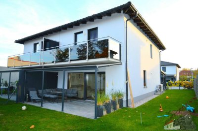 Hochwertige Doppelhaushälfte in Massivbau mit Doppelcarport und Pool