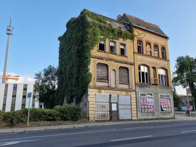 Stark sanierungsbedürftiges MFH