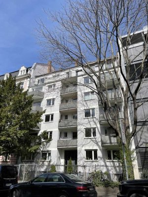 Sanierte 2-Zimmerwohnung in Bestlage des Frankfurter Westends mit Blick auf den Park